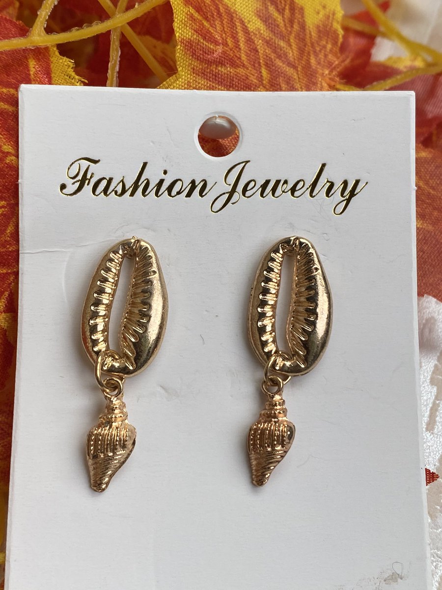 Earrings available for sell at UGX 15,000/= only. 🪄☎️ or Dm or whatsapp us on 0782864715 for deliveries. #jewellery #earrings #earringsoftheday #instagood #adorniseU #accessories #earpiercing #fashion #fashionstyle #fashionista #uganda🇺🇬 #uga #onlineshopping