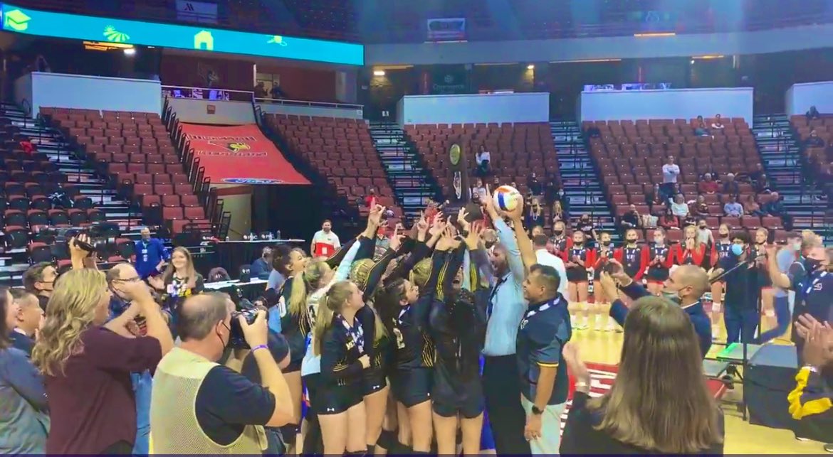 IVCAcoaches's tweet photo. Congratulations to IVCA 2021 Coach of the Year Metea Valley’s Dave MacDonald! No one more deserving after an incredible season with @meteagirlsvb ! #IVCA #IllinoisGrown https://t.co/2LbmeoHT8v
