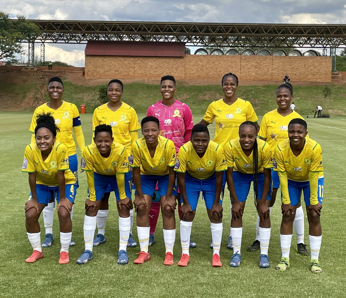 MabalengSC's tweet photo. 🏆 #hollywoodbetssuperleague Full time results:
@Masandawana 2️⃣➖1️⃣ @JVWGirlsFootbal
⚽️ Mgcoyi
⚽Esau
⚽Sauls
This win officially crowns Mamelodi Sundowns Ladies as the Champions of the 2021 #HollywoodbetsSuperLeague 👏🏾👏🏾👏🏾 @Hollywoodbets
#mabalengsc #MabalengSportsCenter https://t.co/oRMnzI5N7N
