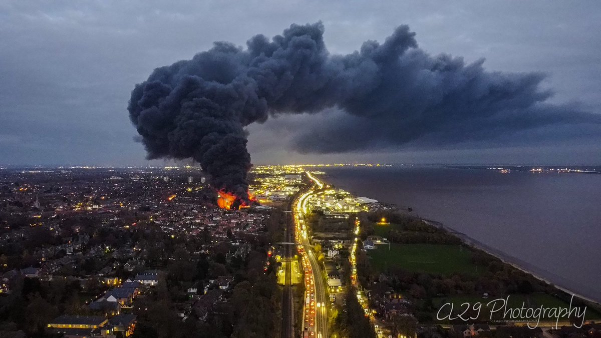CL29Photography's tweet photo. Drone photography of the fire in Hessle. @picexclusive https://t.co/HgtsOm09DG