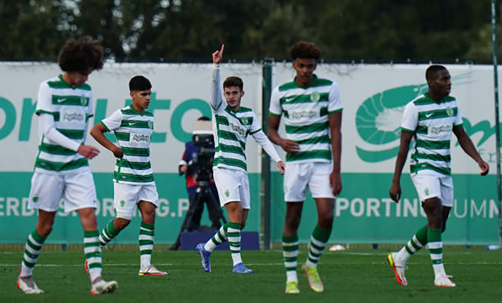 FutbolPortugal's tweet photo. ¡FINAL! #SportingCP U19 3 - 2 #BorussiaDortmund U19 [Youssef Chermiti 26', Miguel Menino 56', Rodrigo Ribeiro 81' // Bynoe-Gittens 22', Fink 90'+3] https://t.co/xivAKEJVNf