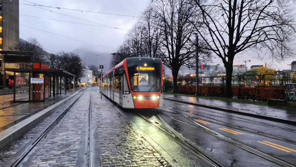 bergenkommune's tweet image. BYSTYRET BER OM TUNNELLØSNING FOR BYBANEN: Bystyret har vedtatt at tunnelalternativ via Peter Motzfeldts gate utredes videre, og det utarbeides en reguleringsplan der Bybanen til Åsane legges i tunnel i sentrum: bergen.kommune.no/politikk/bysty… #Bergen #beby