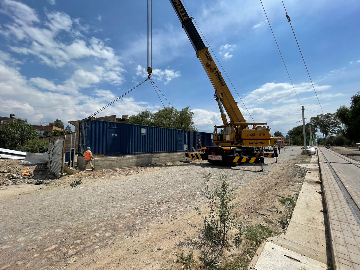 MarceloGavira's tweet photo. @irecfer Trabajos de posicionamiento de la subestación de tracción LV-06 en su ubicación definitiva sobre la línea verde del Tren Metropolitano de Cochabamba para posteriormente iniciar los trabajos de pruebas y puesta en marcha. https://t.co/3X21qxx24k