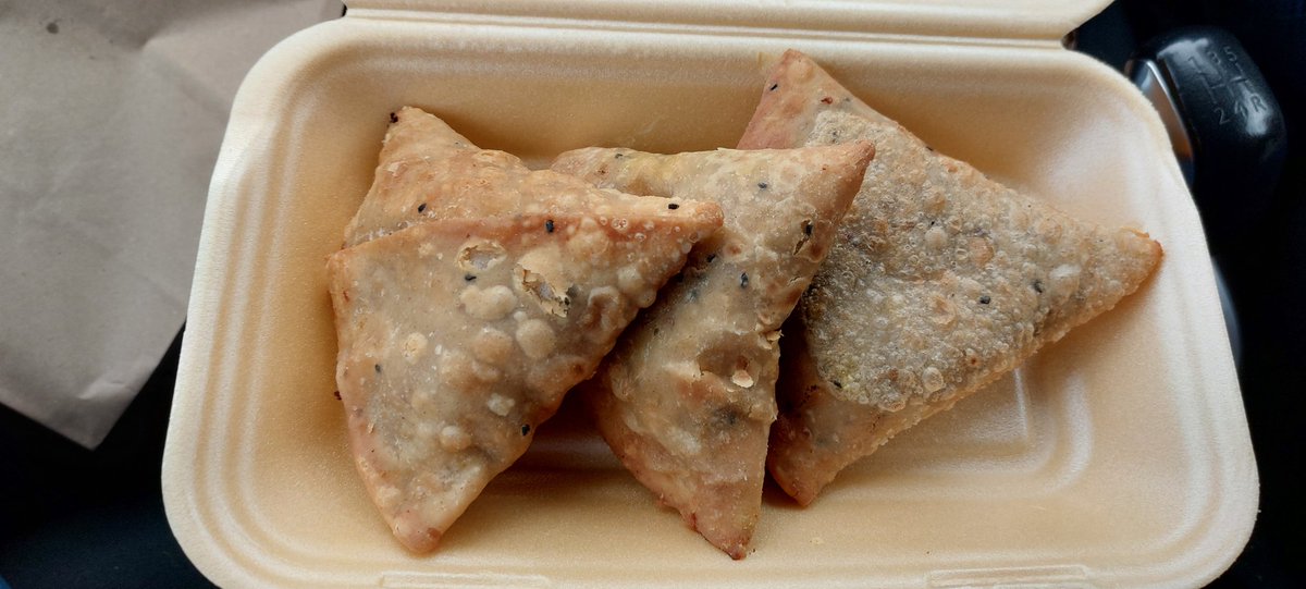 csullivan101's tweet image. Went to @Kashmiristreet1 for lunch with my better half, between us we had a  lamb, a chicken &amp;amp; a veg samosa, 2 khati rolls, a spinach pakora and a kebab pakora. Everything was amazing and packed  full of flavour. Excellent vfm &amp;amp; highly recommended