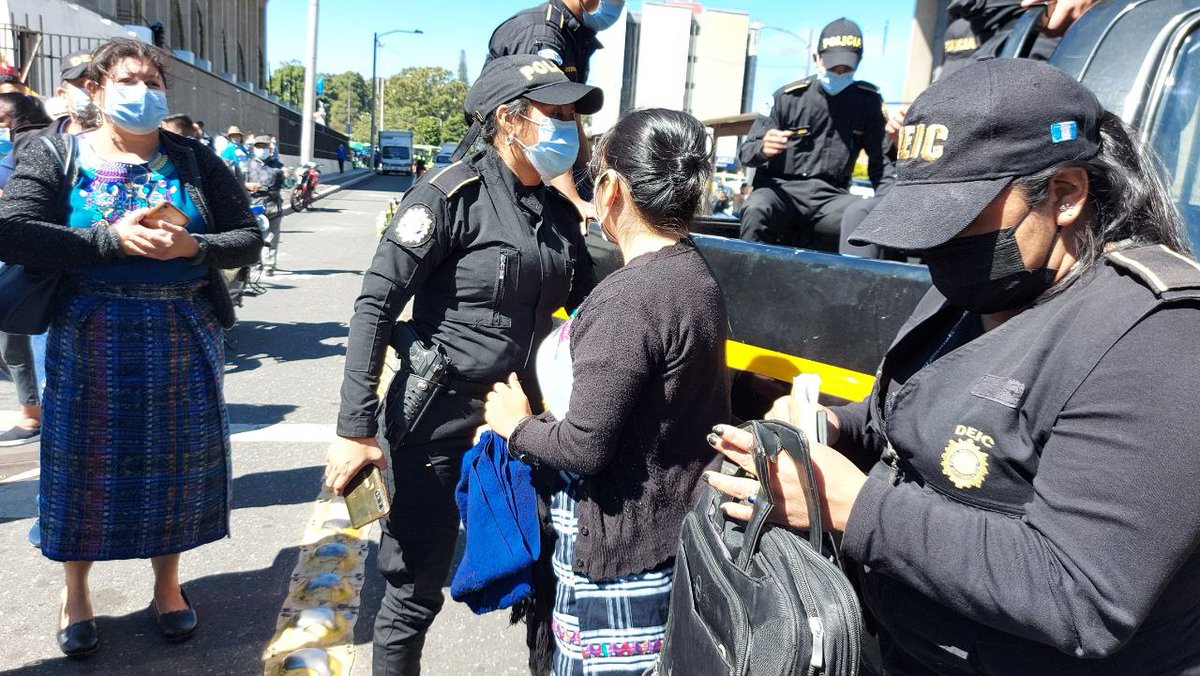 PrensaComunitar's tweet photo. #Criminalización | La activista Nanci Sinto es traslada a Torre de Tribunales, señalada en una investigación por los incidentes en el Congreso de la República en noviembre del 2020, durante las protestas ciudadanas por la aprobación del presupuesto nacional.

📸 @_RahinaPerez_ https://t.co/w7xjyihncd