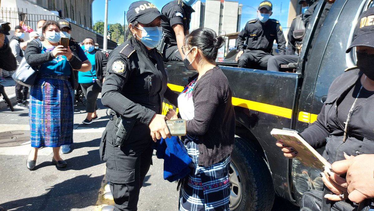 PrensaComunitar's tweet photo. #Criminalización | La activista Nanci Sinto es traslada a Torre de Tribunales, señalada en una investigación por los incidentes en el Congreso de la República en noviembre del 2020, durante las protestas ciudadanas por la aprobación del presupuesto nacional.

📸 @_RahinaPerez_ https://t.co/w7xjyihncd