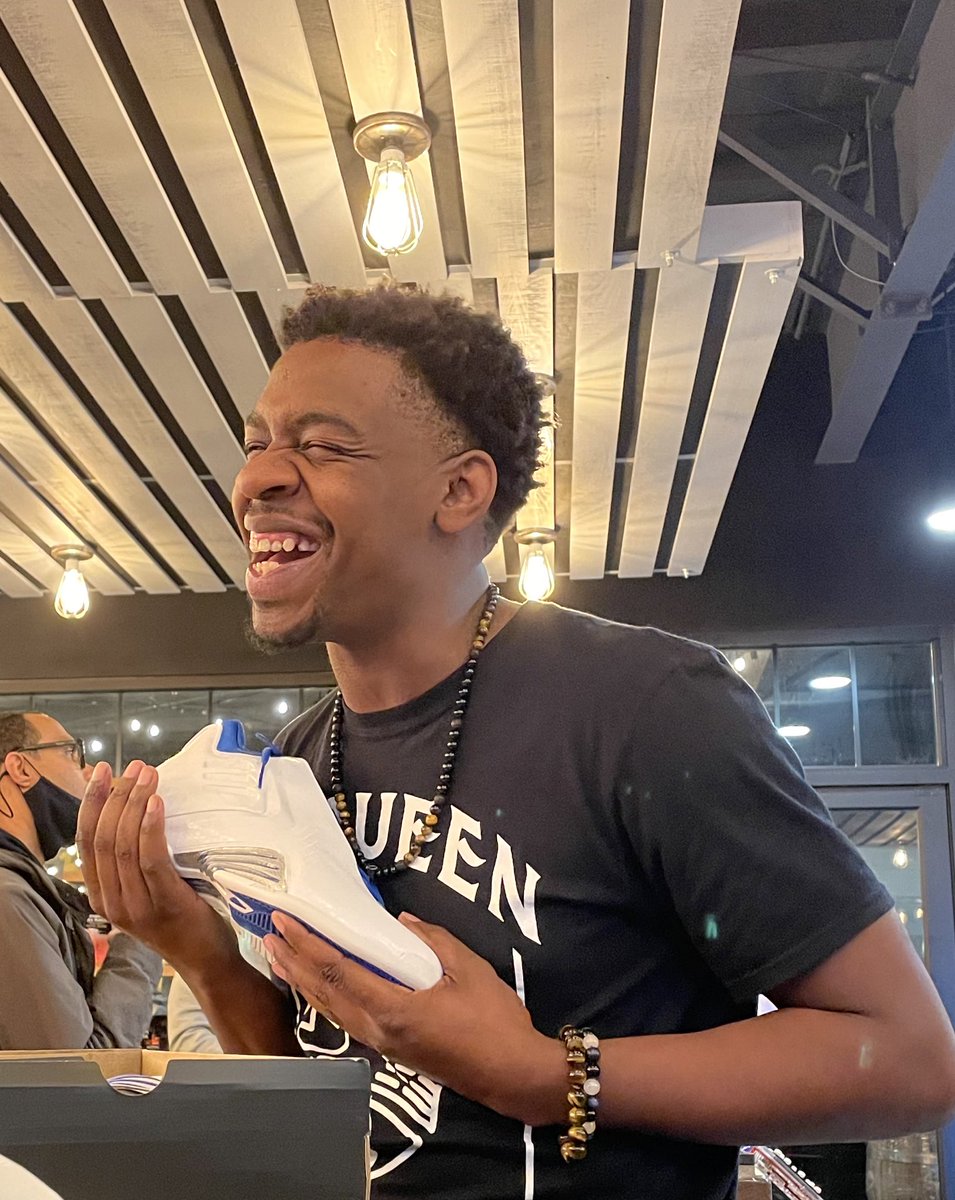 SippinWitSizzle's tweet photo. Sometimes real happiness is just a pair of shoes. Today, that comes in the form of my #TMac3 https://t.co/NCECgpZ98g