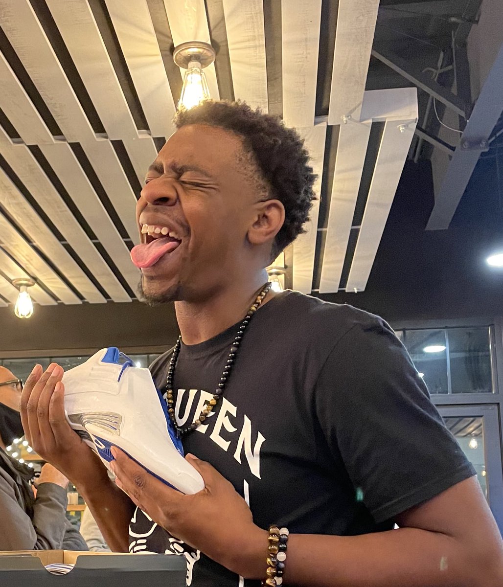 SippinWitSizzle's tweet photo. Sometimes real happiness is just a pair of shoes. Today, that comes in the form of my #TMac3 https://t.co/NCECgpZ98g