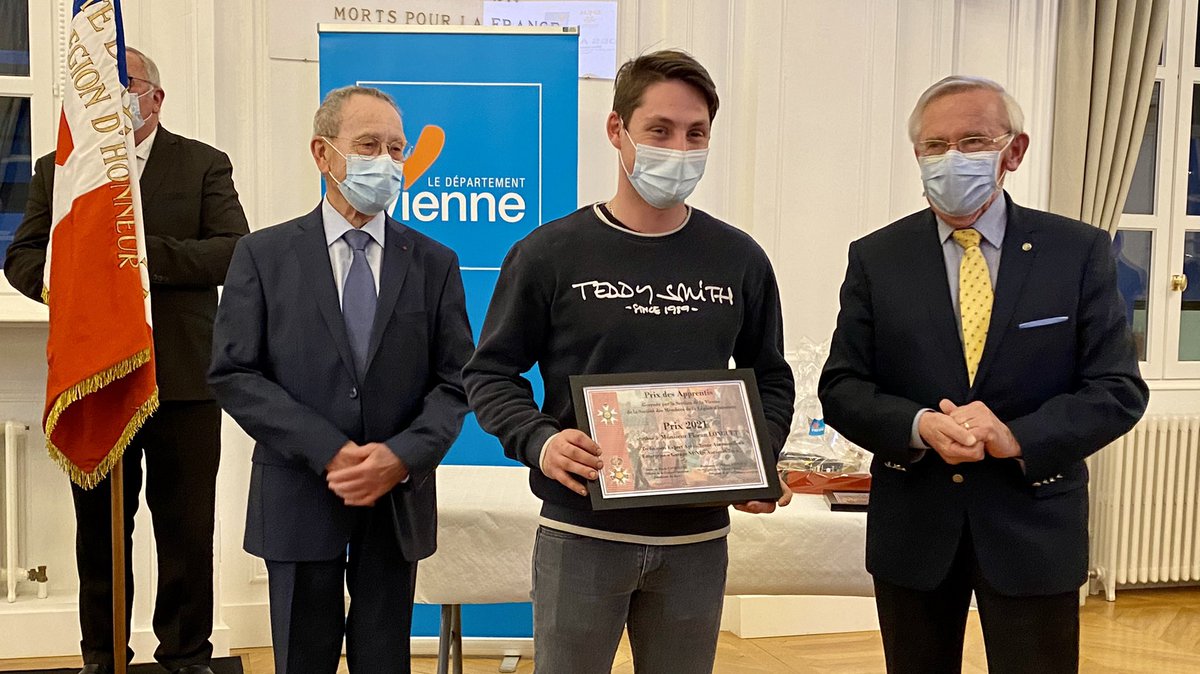 departement86's tweet photo. Remise du prix des #Apprentis 2021 à deux lauréats de la #Vienne, Mélanie Ardouin &amp; Floran Longuet.
▶️ Cette distinction de la Société des Membres de la Légion d'Honneur met à l'honneur l'apprentissage et les filières professionnelles comme des voies de réussite et d’excellence. https://t.co/vfG5L6lZyk