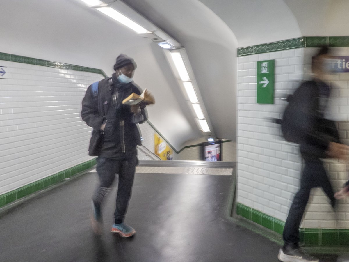 MoniqueinParis's tweet photo. The #French #LikeToRead
A man #ReadsABook while walking in a metro station. https://t.co/mPvVSN0WQF