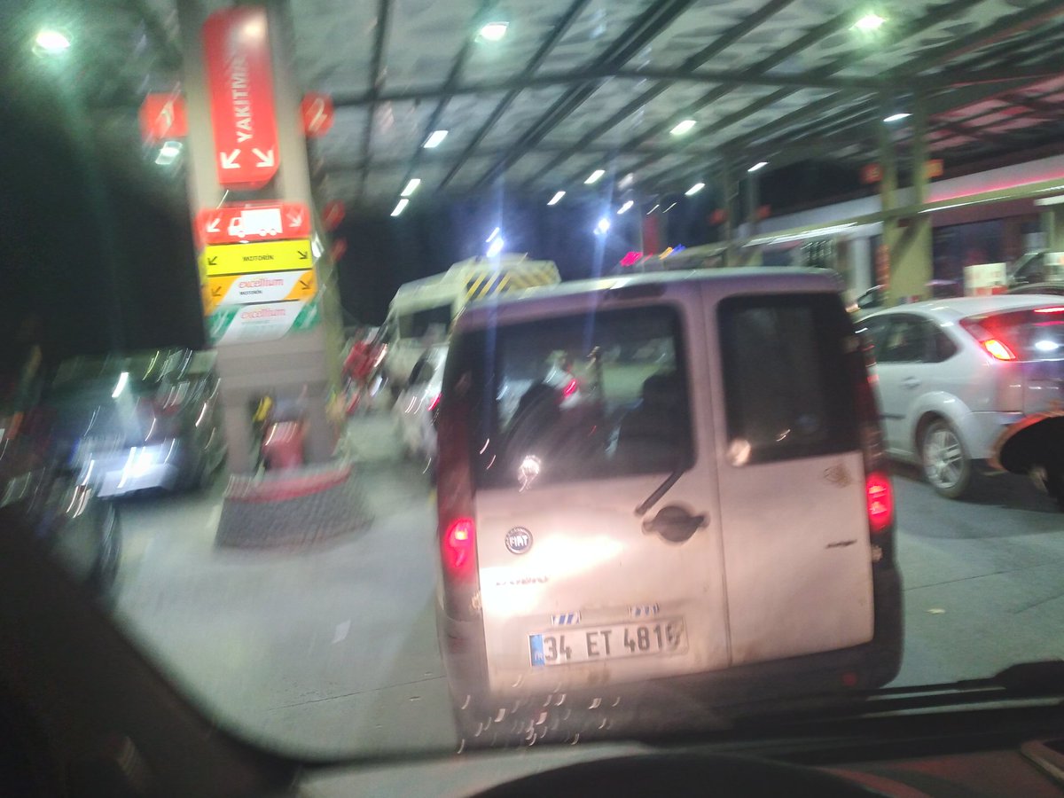 Benzin istasyonunda kuyruklar uzadı