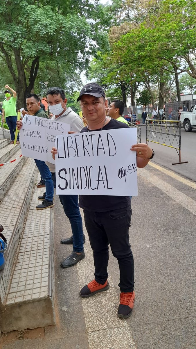 OtepSn's tweet photo. "AMPARO CONSTITUCIONAL" "LIBERTAD SINDICAL", son algunas de las exigencias de la OTEP-SN que realiza así una protesta frente al Poder Judicial.
#libertadsindicalderechohumanofundamental 
#noaldescuentodelmec 
#LaLuchaContinúa https://t.co/0ivmVzD5Fy