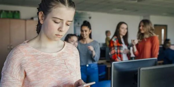 teachers need to be trained in whole-school principles to reduce cyberbullying as well as how best to respond to cyberbullying. 

buff.ly/30xXKtl

#education #bullying #drjoelhaber