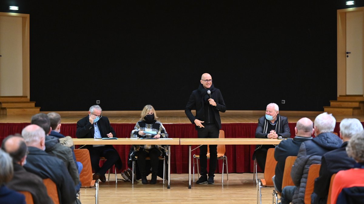 F_Bierry's tweet photo. [#TourAlsace80jours] #CarnetDeRoute #Etape21/40 #canton #Ingwiller. Rencontre avec des maires et conseillers municipaux de la comcom d’Alsace Bossue autour de l’avenir de l’#Alsace et du service public alsacien, dans la salle Martzloff de #Drulingen. #CollectivitéEuropéenneAlsace https://t.co/0MBA3MsTN2
