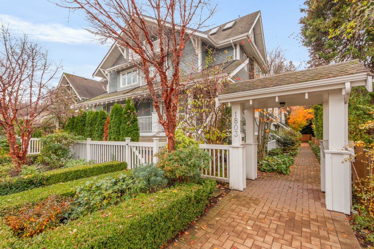 KITSILANO North of Fourth Ave steps from the beach. Quiet &amp; peaceful inside unit off Macdonald overlooking Tatlow Park &amp; tennis courts. Mountain views w/ peekaboo view of the ocean. 3 bedroom, 2 bath townhome on 3 levels. 2 parking stalls. Rentals &amp; pets ok. Fantastic location!