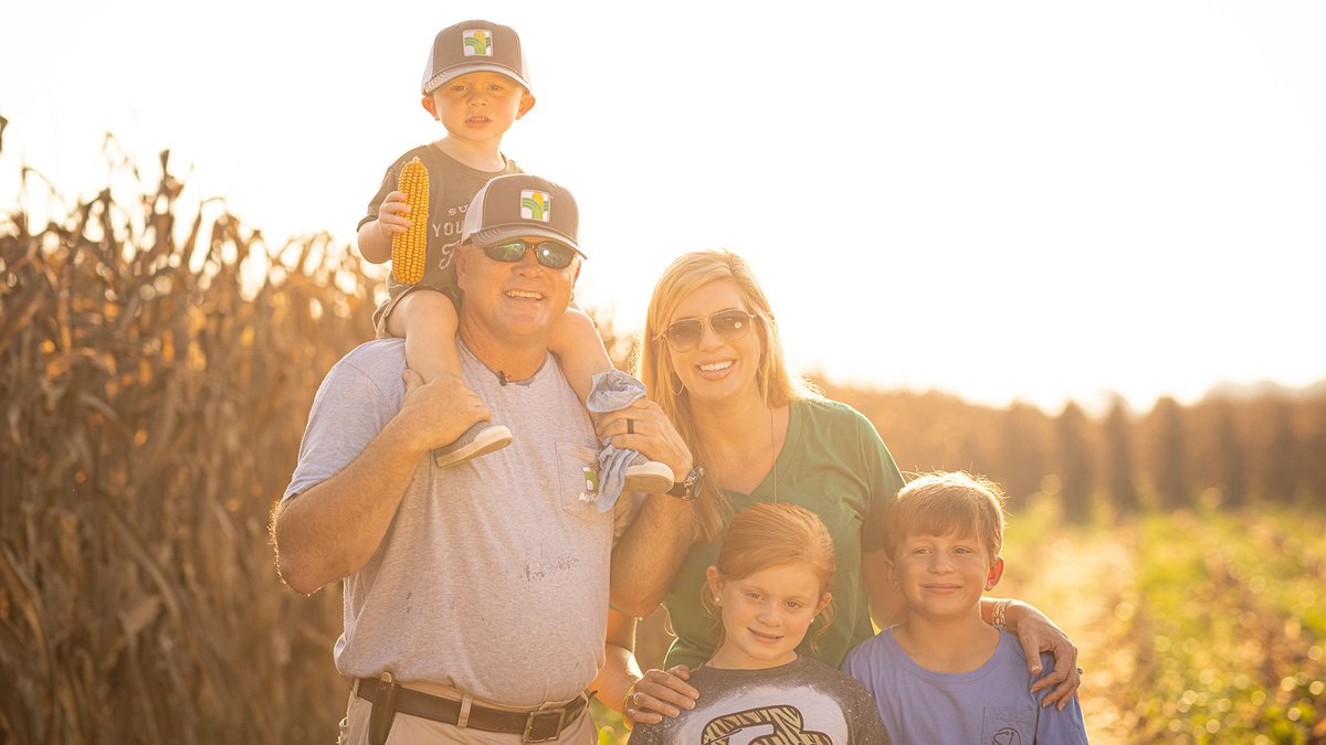 AgriGold's tweet photo. It takes a lot of hands to keep things moving on the farm. Who are you thankful for on this #WeekOfThankfulness? Tag someone youโre thankful for in the comments, and weโll choose a few comments and send you both a gift! https://t.co/ZmqZjqfRVF