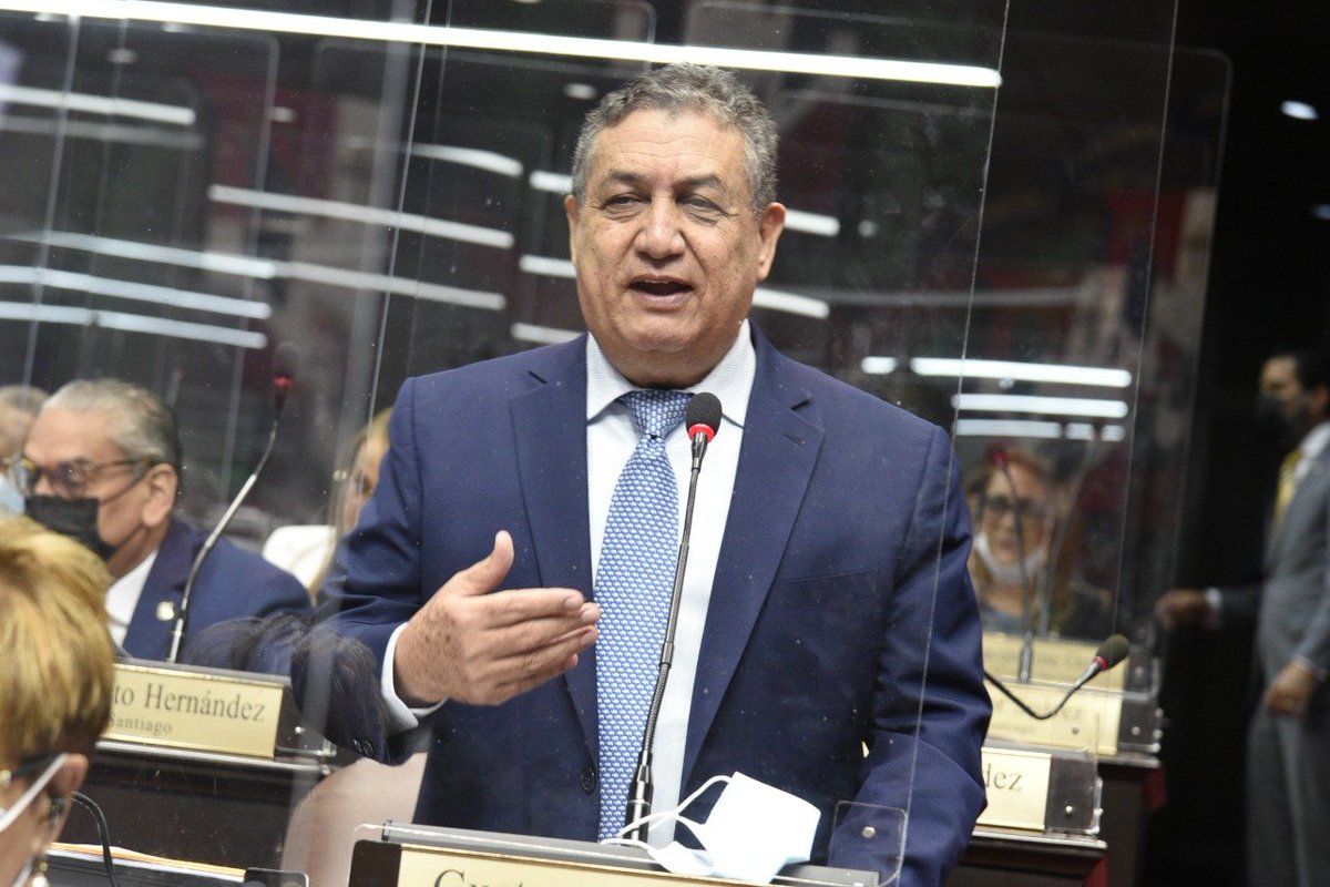 DiputadosRD's tweet photo. El vocero @GustavoSanchezq dice que el Gobierno quiere que se apruebe un presupuesto complementario, del que se han modificado varias partidas que el Congreso no sabe donde se van a ejecutar y donde se le reducen los recursos a @SaludPublicaRD. #DiputadosRD https://t.co/fuENO90wGg