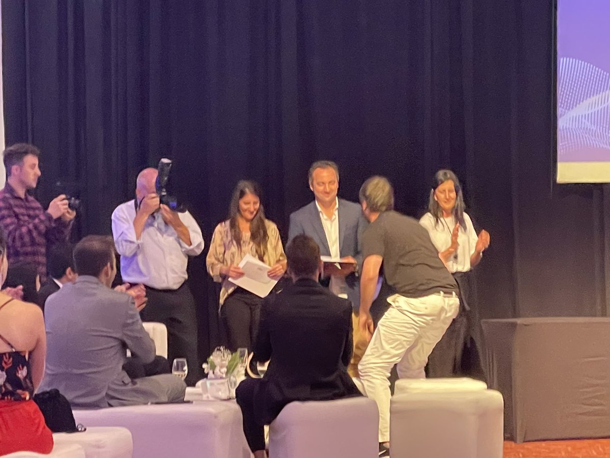 Matias Weisz de <a href="/Uber_ARG/">Uber Argentina</a> entregando el premio <a href="/CEMJovenes/">Jóvenes Mendocinos Destacados</a> de Liderazgo, Compromiso, Innovación y Logros Empresarios a Ignacio Gómez Portillo de EGG. #JMD2021