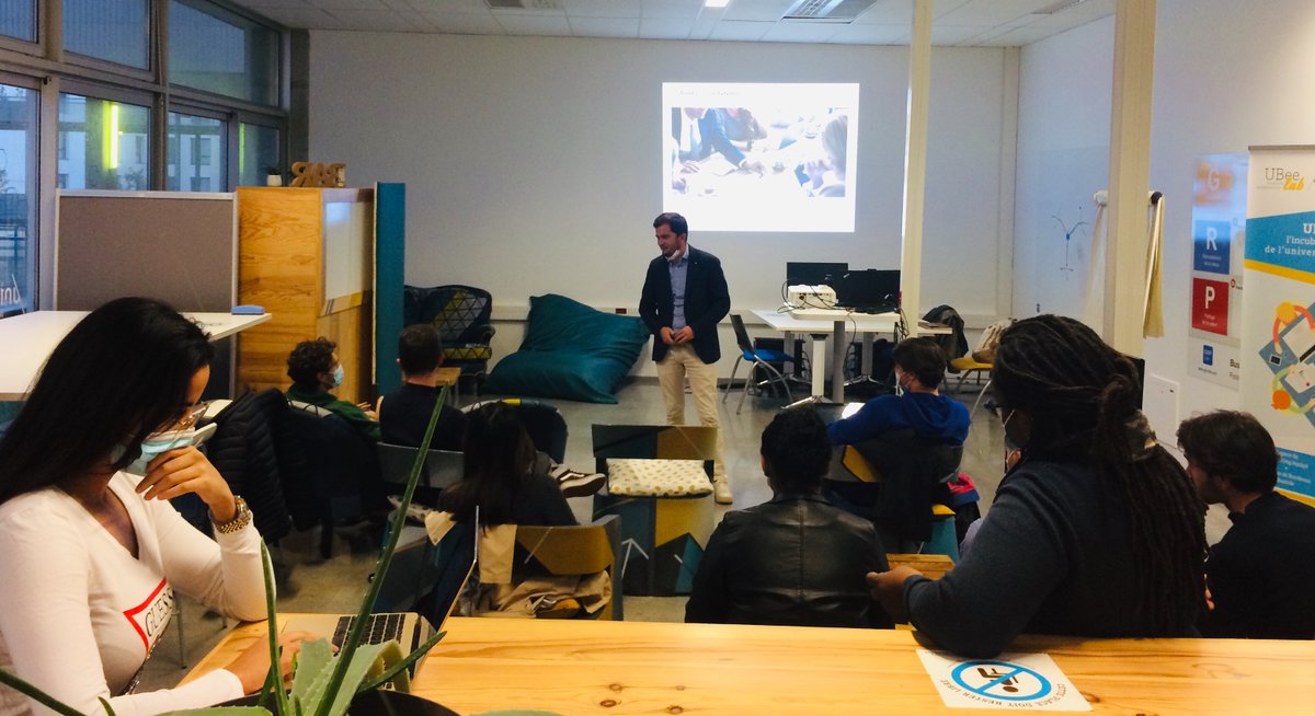 UBee_Lab's tweet photo. Quel statut choisir? Quelle fiscalité? Quelle responsabilité du dirigeant? Comment bien travailler avec son comptable? Autant de questions des #UBees auxquelles Benoît Vignaud de @inextensofr apporte ses réponses limpides. Merci Benoît pour ta pédagogie 🙏 https://t.co/4XcIam3OVR