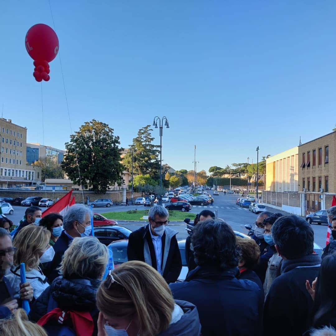 🟥 BASTA PRECARIATO DI STATO!

#Landini <a href="/cgilnazionale/">CGIL Nazionale</a> oggi al #CNR per il diritto di lavoratrici e lavoratori precari ad un lavoro stabile.

⚠️A dicembre scadranno le graduatorie per 335 ricercatrici e ricercatori. Licenziarli sarebbe una sconfitta per l'Italia.
<a href="/PrecariUnitiCNR/">Precari Uniti CNR</a>