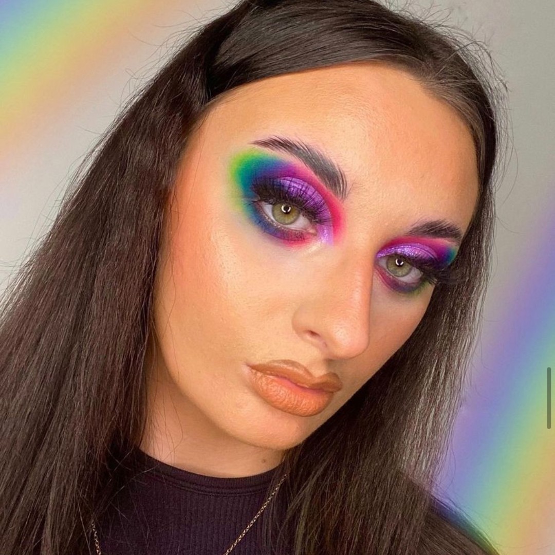 TRNDBTY's tweet image. Some colourful glam for your wednesday!🌈

@lucylenanemakeup used:
- @plouise_makeup_academy base shade 2
- @jcatbeautyirluk staysurance concealer, blsuh mallow, holographic eye topper

All available on TRND✨

#trndbty #jcatbeautyirluk #plouisebase #colourfulmakeup #makeupinspo