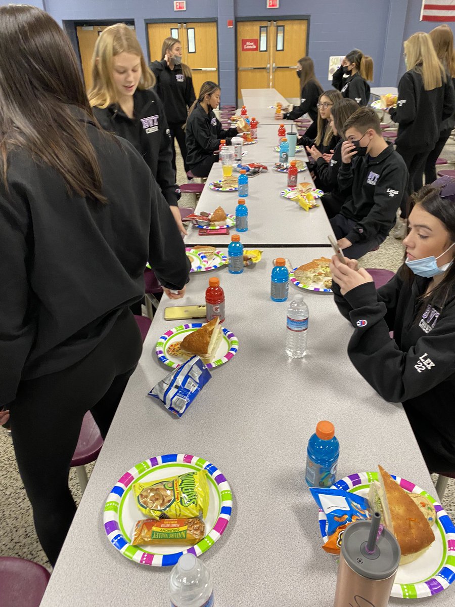 BVTBeavers's tweet photo. Pre-game meal for the football players and cheerleaders before the ride into Fenway Park! #fenwayfootball @fenwaypark @RedSox https://t.co/Zdz3qwCvdf