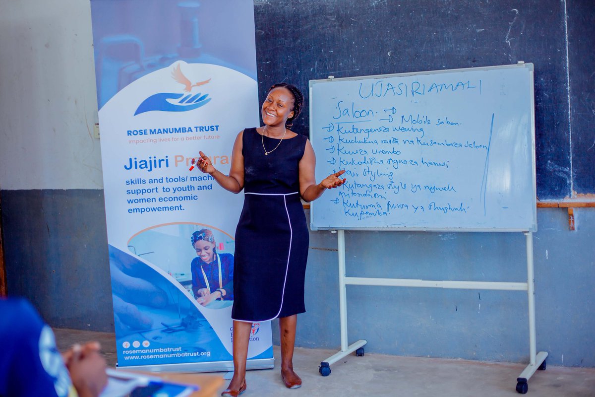 rmanumbatrust's tweet photo. Mkurugenzi Mtendaji wa Shirika la Rose Manumba Trust Bi.  @veronicamwamunyange Akishiriki Katika Uendeshaji wa Mafunzo hayo kwa Vijana katika Program ya Jiajiri.
#AjiraKwaVijana https://t.co/gKAN5vy5zK