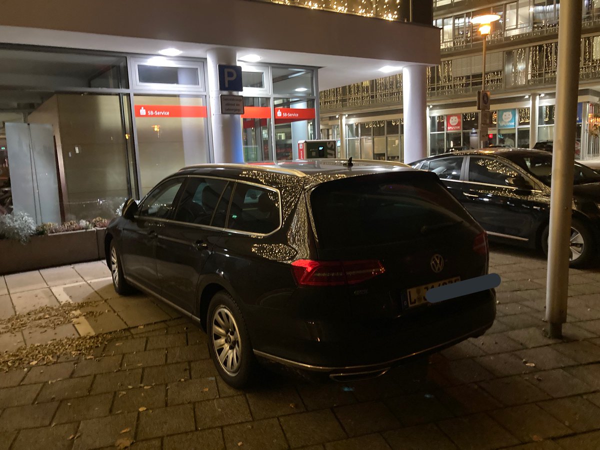 ripthebones's tweet image. Ist schon irgendwie ein arschiges Verhalten, wenn man mit einem Plugin-PKW gute 6 1/2 Stunden nach(!) Ladeende immer noch den Ladeplatz blockiert. #eMobility gefällt mir so nicht.