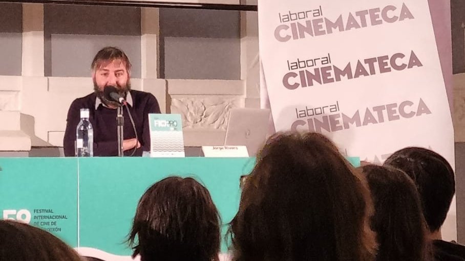 AsturiasFilm's tweet photo. 🔴 #FICXPRO 👉 Finaliza la 3ª jornada, que se ha desarrollado entre encuentros del #FICXPROLab y los jurados y expertos, y la ponencia del coordinador de @Labcinemateca Cortos, Jorge Rivero, y la distribuidora de @vitrinefilm_es, Silvia Cruz.
#MarexadaFICX #59FICX https://t.co/EkTX4wjLJS