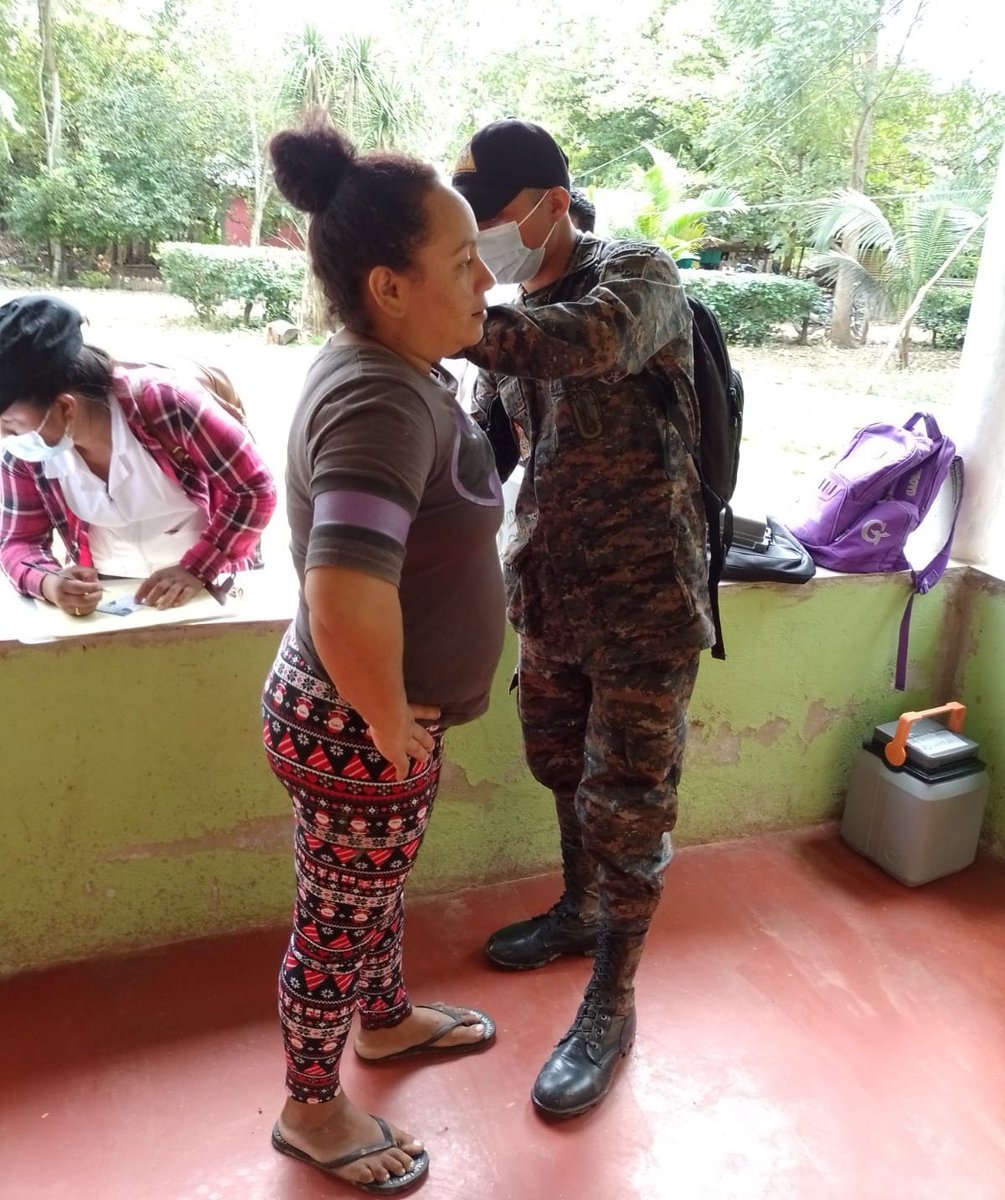 Ejercito_GT's tweet photo. Primera Brigada de Infantería del #EjércitoGT | #MINDEF apoya al @MinSaludGuate, en la organización y funcionamiento en jornada de vacunación contra el COVID-19 de casa en casa, en el departamento de #Petén.
#365DíasAlServicioDeMiPatria https://t.co/BssV4HH9bv