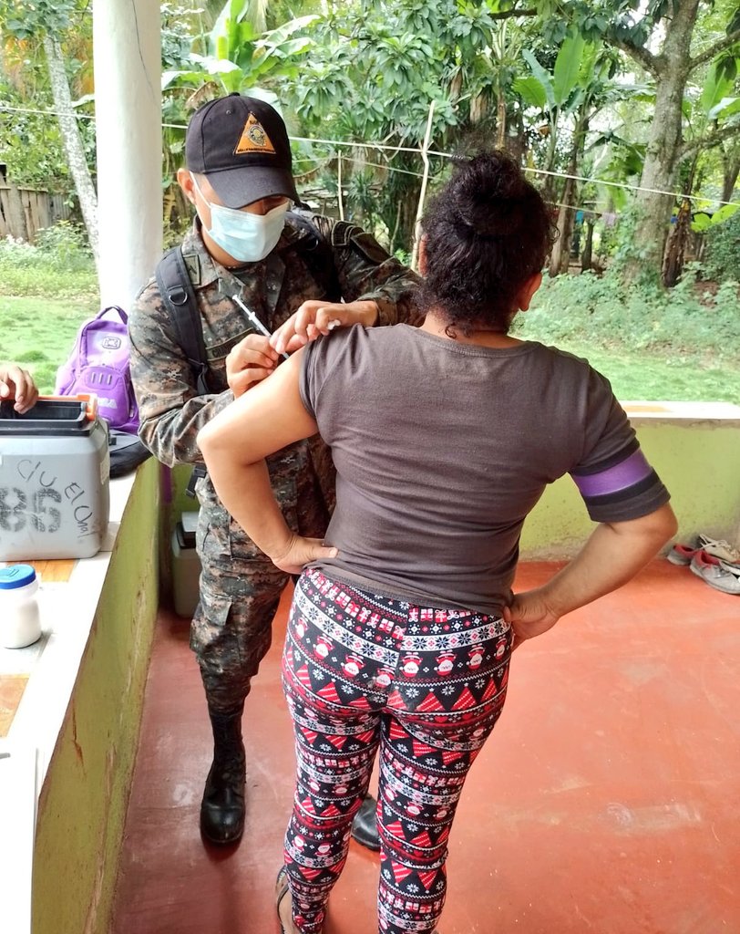 Ejercito_GT's tweet photo. Primera Brigada de Infantería del #EjércitoGT | #MINDEF apoya al @MinSaludGuate, en la organización y funcionamiento en jornada de vacunación contra el COVID-19 de casa en casa, en el departamento de #Petén.
#365DíasAlServicioDeMiPatria https://t.co/BssV4HH9bv