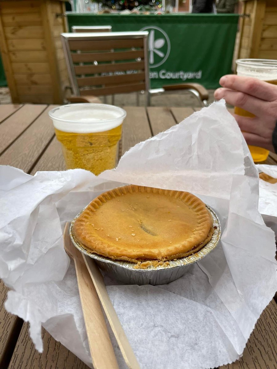 andymallins's tweet image. The beauty of living near @TwoLeftFeetTap  a nice pie  with @DaisiesandPieUK at lunch #nicethings #happy