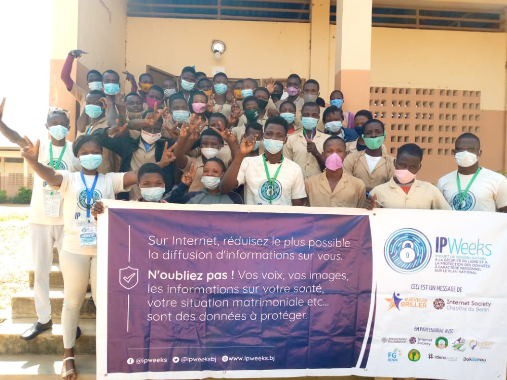 HMoutouama's tweet photo. Sensibilisation de la population de la commune de Natitingou et ses environs sur la préservation de leurs données à caractère personnel sur les réseaux sociaux. Nous #Teambénevole de Natitingou de #IPWeeks #ISOC étions au sein du CEG3 de la ville ce 24/11/2021.
#MerciCEGNati https://t.co/TKPqFHBtlQ