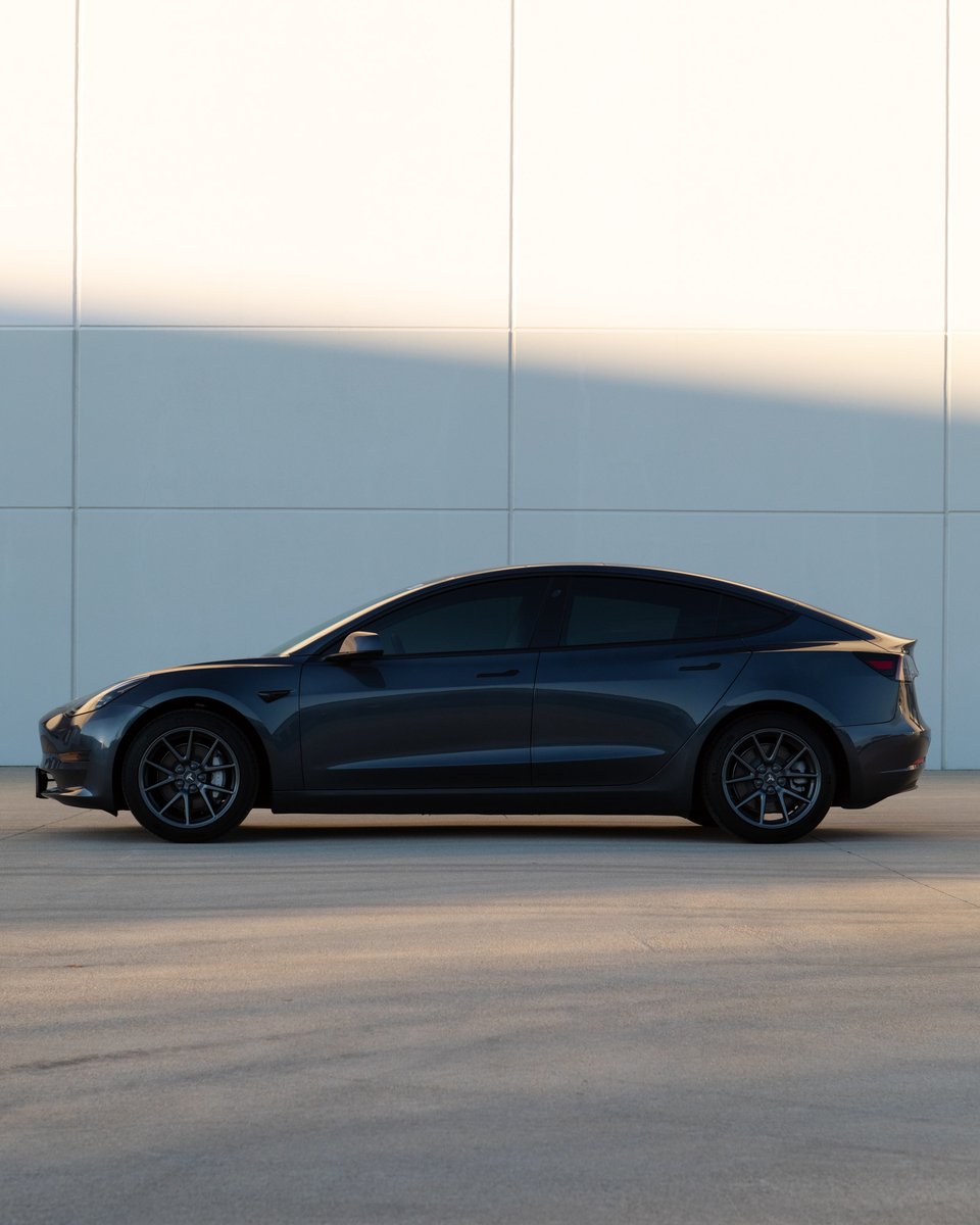 Current_Auto's tweet photo. You could build yourself a new base rear-wheel drive Model 3 with 18-inch Aero wheels in Midnight Silver Metallic and (maybe) get it by October 2022. Or there’s this 2021 Standard Plus that’s available right now, refreshed interior and all: https://t.co/js784e92qm https://t.co/WryJvD0QVu