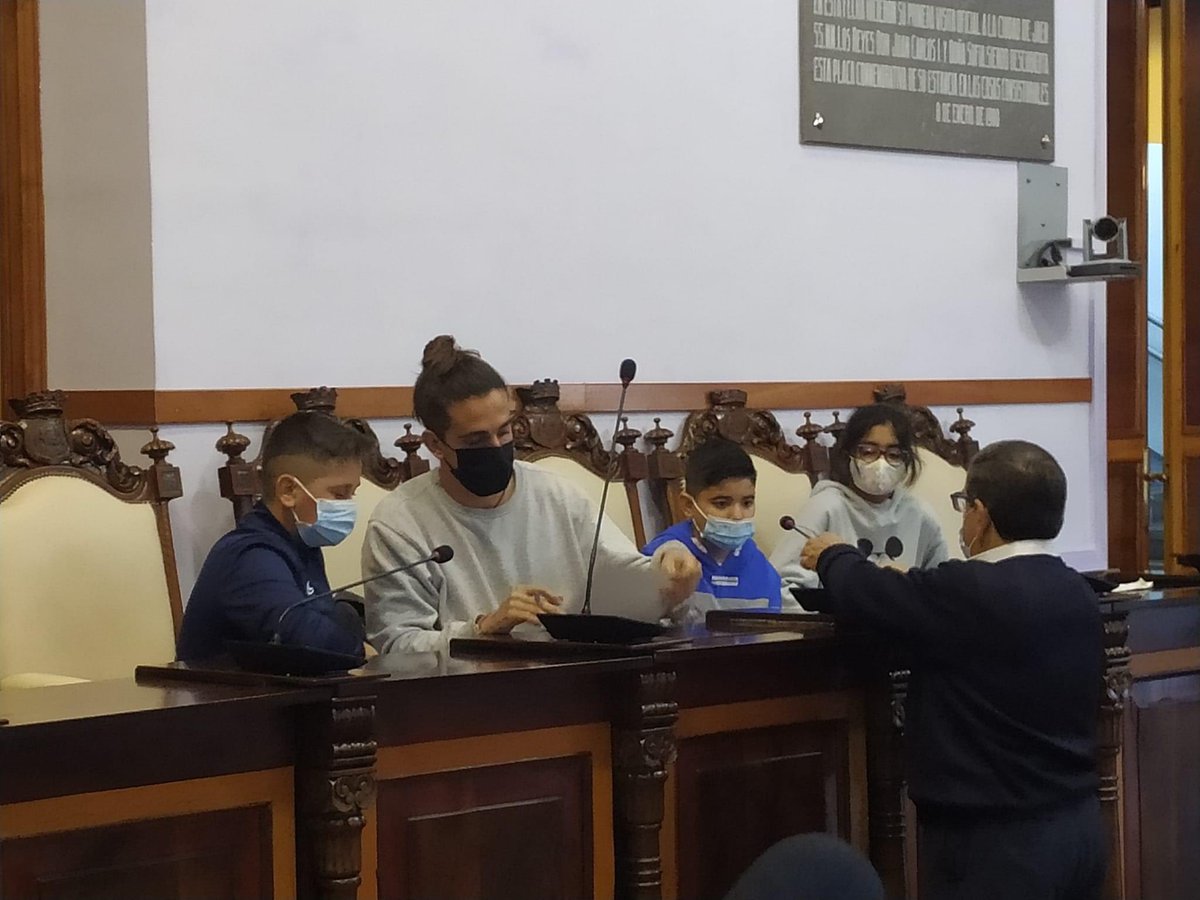 ceipsantotomas's tweet photo. El alumnado del CEIP Santo Tomás ha expuesto el proyecto que viene trabajando basado en la sostenibilidad y conciencia de cuidado y respeto del Medio Ambiente, fomentando un consumo responsable y un modo de vida basado en las 7R.
#renovaterra
#sienteTusRaíces
#proyectoMost https://t.co/u7k5UAkXA1