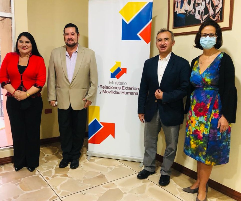 CancilleriaEc's tweet photo. Vicecanciller @CesarMontanoEc visitó las oficinas de la Coordinación Zonal 7, @CancilleriaEcZ7, en donde se reunió con su director Raúl Ramírez, con quien abordaron temas sobre la situación en la zona de frontera, las relaciones vecinales y los retos de la administración local. https://t.co/dhyguU4XNV