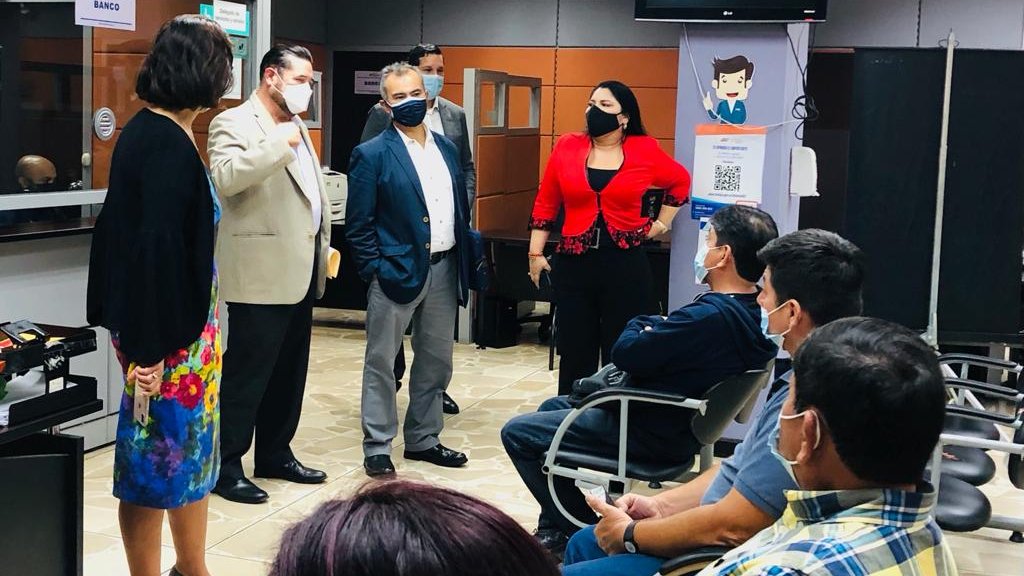 CancilleriaEc's tweet photo. Vicecanciller @CesarMontanoEc visitó las oficinas de la Coordinación Zonal 7, @CancilleriaEcZ7, en donde se reunió con su director Raúl Ramírez, con quien abordaron temas sobre la situación en la zona de frontera, las relaciones vecinales y los retos de la administración local. https://t.co/dhyguU4XNV