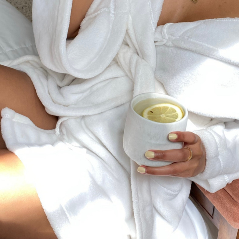 BEAUTOLOGYLAB's tweet image. Drinking lemon water is a refreshing form of self-care. 🍋 Here are a few reasons why:

✨ It promotes hydration
✨ It’s a good source of Vitamin C
✨ It aids digestion

#BeautologyLab