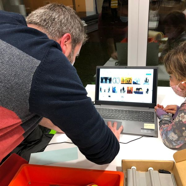 bibcaoliveres's tweet photo. Divertidíssim el taller d'ahir d'atrapasomriures!!!👏👏👏
#bibliolabxbm 
@bibliotequesxbm 

#laboratorisportàtils #crear #talldevinil #tecnologies  #CalOliveres #LliçàdAmunt #bibliotequesvo  #bibliotequescat https://t.co/2Mcs6ZvWMK