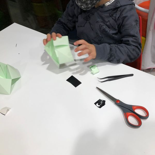 bibcaoliveres's tweet photo. Divertidíssim el taller d'ahir d'atrapasomriures!!!👏👏👏
#bibliolabxbm 
@bibliotequesxbm 

#laboratorisportàtils #crear #talldevinil #tecnologies  #CalOliveres #LliçàdAmunt #bibliotequesvo  #bibliotequescat https://t.co/2Mcs6ZvWMK