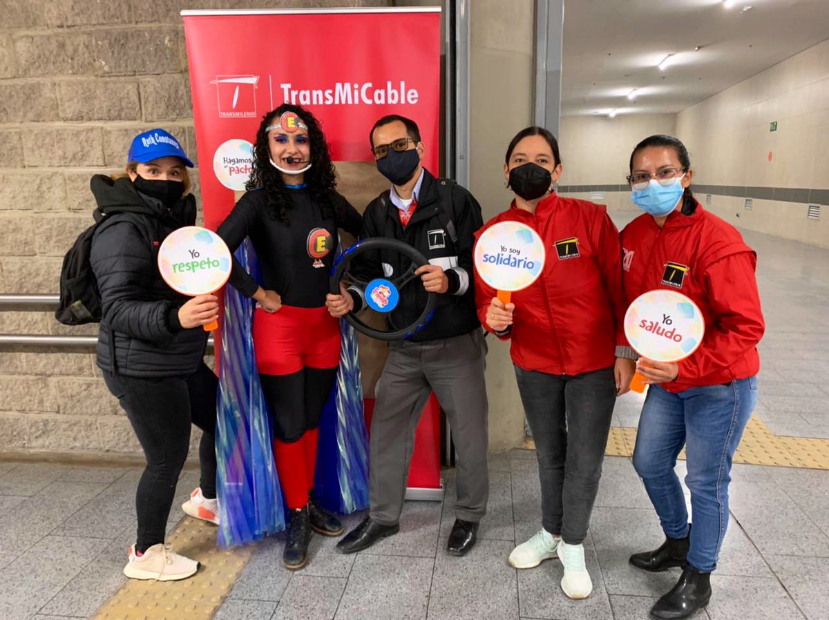 TransMilenio's tweet photo. Hoy desde #TransMiCable, en el marco de la Semana del Buen Trato, nuestro equipo de Gestión social y TransMiChiquis realizan actividades pedagógicas para promover el buen trato y respeto hacía los colaboradores del Sistema. https://t.co/ynj7RirqQC