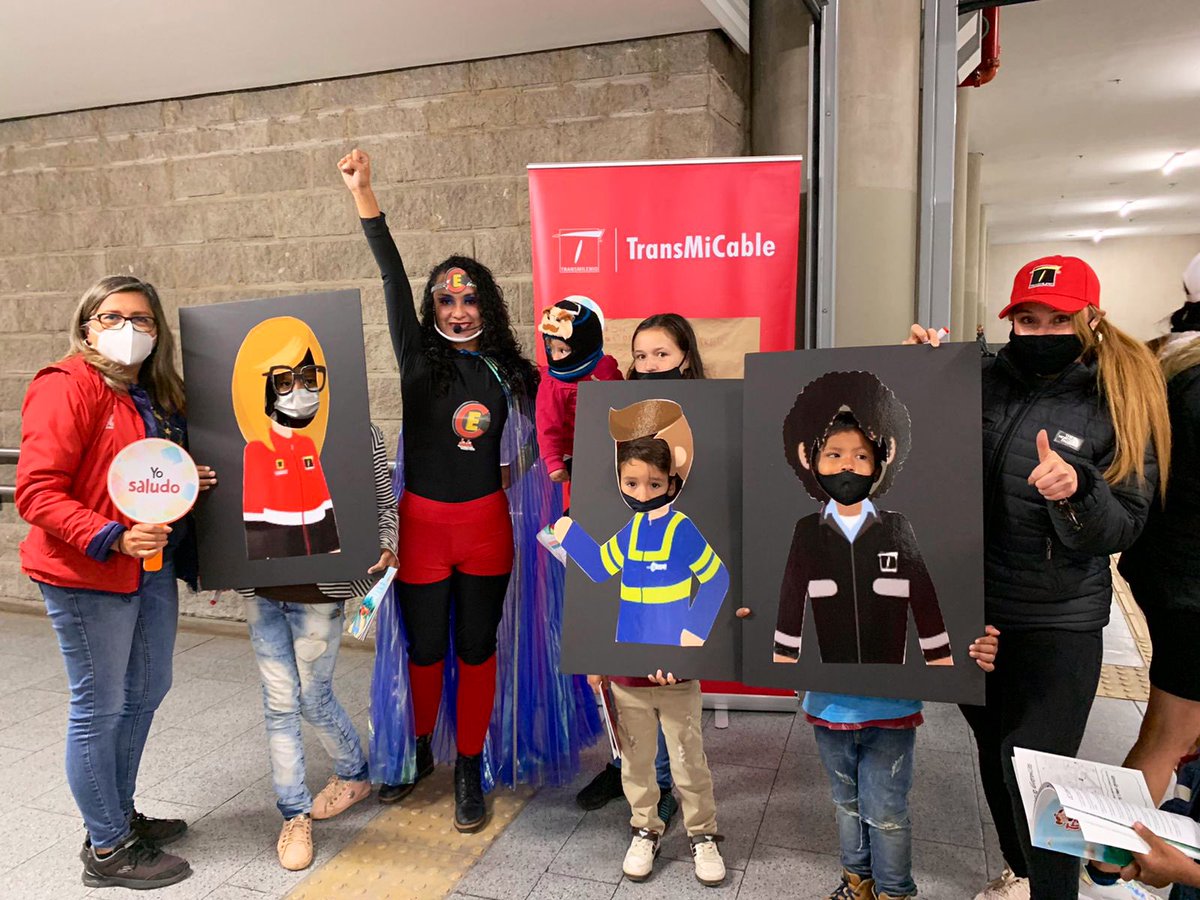 TransMilenio's tweet photo. Hoy desde #TransMiCable, en el marco de la Semana del Buen Trato, nuestro equipo de Gestión social y TransMiChiquis realizan actividades pedagógicas para promover el buen trato y respeto hacía los colaboradores del Sistema. https://t.co/ynj7RirqQC