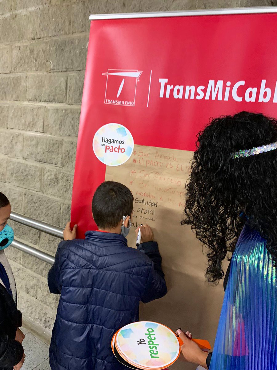 TransMilenio's tweet photo. Hoy desde #TransMiCable, en el marco de la Semana del Buen Trato, nuestro equipo de Gestión social y TransMiChiquis realizan actividades pedagógicas para promover el buen trato y respeto hacía los colaboradores del Sistema. https://t.co/ynj7RirqQC