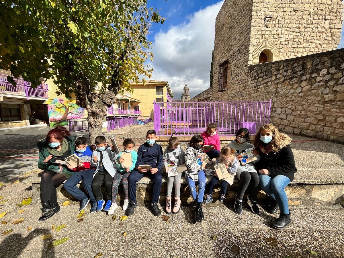 Al finalizar, hemos podido disfrutar de un fantástico desayuno y ahí no acababa esta mañana...
Al llegar al cole, el alumnado que forma parte del comité medioambiental, ha recibido de manos de <a href="/cerelina32/">Ana Belen Cerezo</a> , asesora del CEP, regalos preparados por Isabel Quesada de Medio Ambiente.