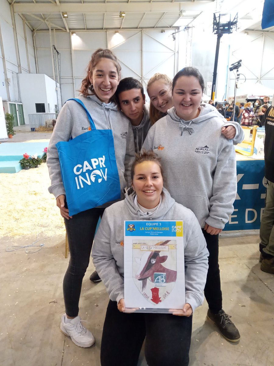 emilie_wimmer's tweet photo. Ils sont motivés les jeunes @terrespaysages !  On espère voir nos jeunes sur le podium de #capricup @Caprinov🤞
Cet après midi épreuves de présentation et de traite. Demain quizz-pointage ! 
Allez on lâche rien ! 💪
#SynergieCaprine #EnseignementAgricole #caprin #caprinov https://t.co/XDga8n3HLC