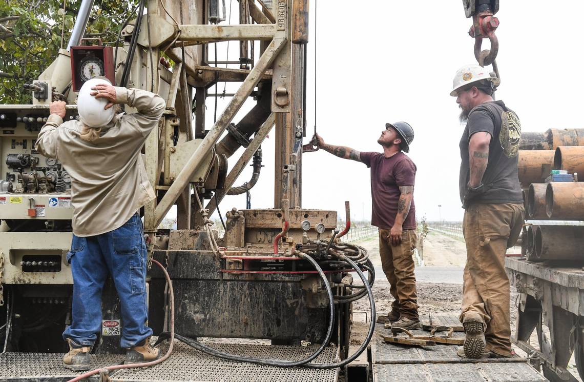 On the parched west side of the San Joaquin Valley, California’s drought has created a windfall for companies like Big River Drilling, which can hardly keep up with demand for new wells as farmers seek to extract more water from underground. #Thread 📷: @CraigKohlruss