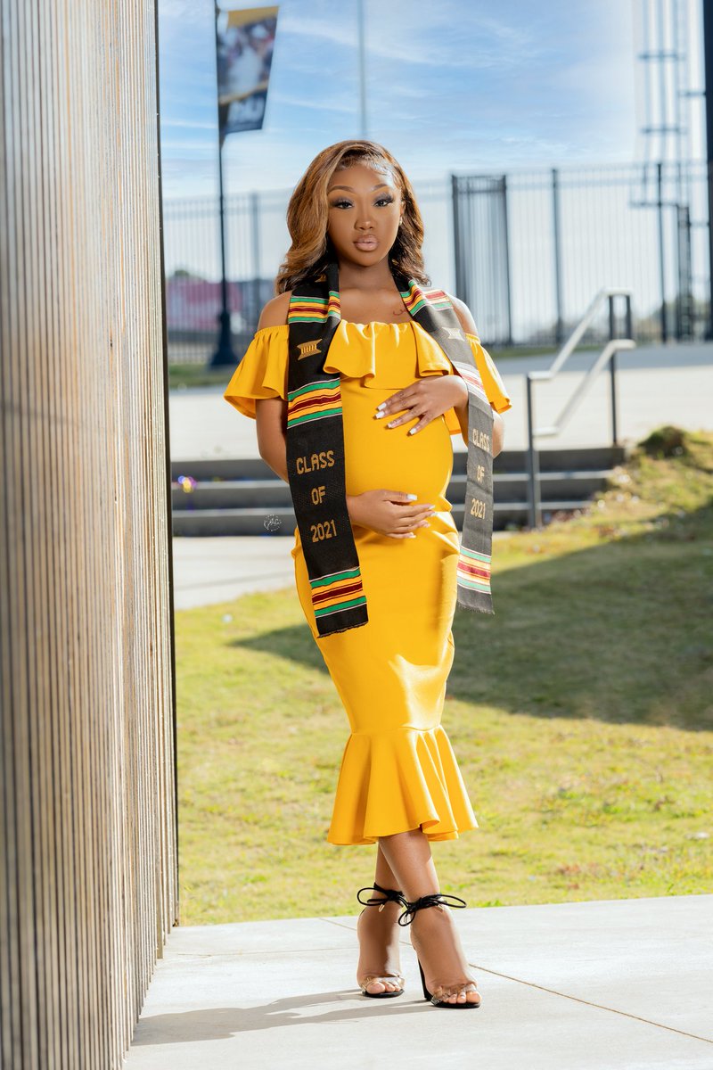 prettiem1's tweet photo. A little BUMP in the road never stopped me. Still graduating on time BEFORE TIME🎓
 
I am proud to say that I am graduating from THE ALABAMA STATE UNIVERSITY and I did it in 3 YEARS &amp; at 8 MONTHS PREGNANT 💪🏽🐝

December 3, 2021🎓

#finishedinTHREE 
#BamaState
#myasu https://t.co/80xIUIzI78