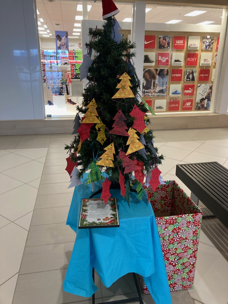 BigCreekCrossin's tweet image. We have a great selection of holiday vendors this year! Make sure to come check them out and support them for all your holiday needs! 
#holidayshopping #boutique #roastednuts #fudge