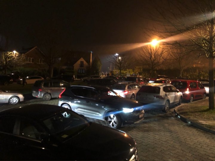 Ouders wachten om 18:00 met stationair draaiende motoren einde jeugdvoetbaltraining af incl file om zo dicht mogelijk te parkeren. Wat zijn hier de CO2-besparingstips? #PathToNetZero start bij onszelf <a href="/Scone_ai/">Scone</a> #ClimateCrisis