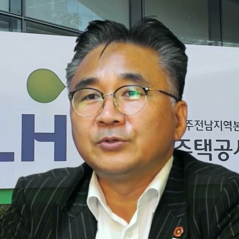 hanpil's tweet photo. 인터뷰중 https://t.co/2FuNcVoADH